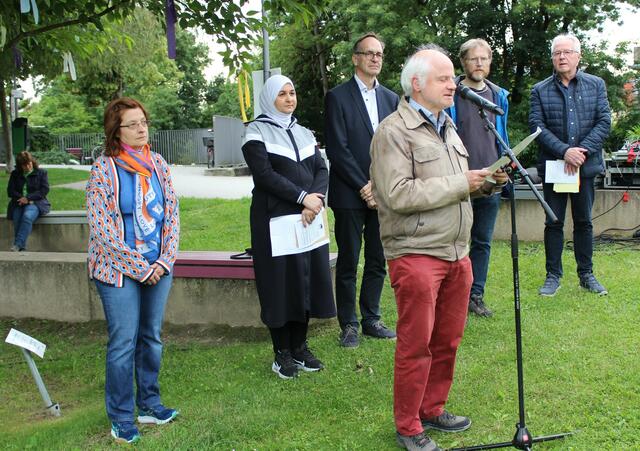 Die Vertreter der Religionsgemeinschaften (von links): Claudia Johannsen, Wafa Abou Baker, Volker Stagge, Franz Sendtner (am Mikrofon), Steffen Schreiber und Sepp Steinbüchler