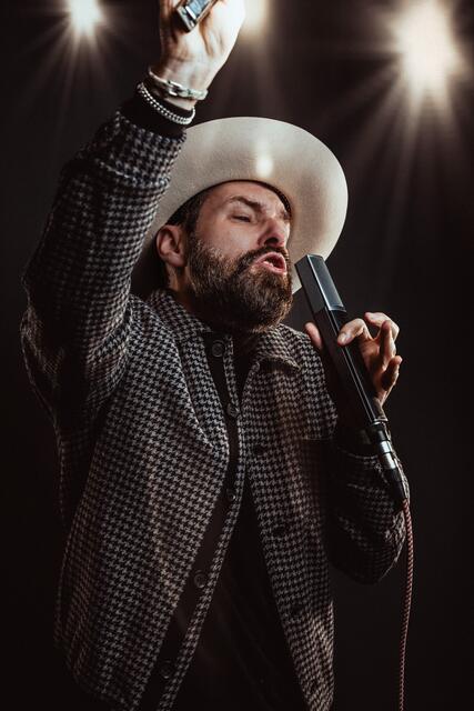 Der Entertainer San2 Blues und Soul auf dem unteren Hauptplatz | Foto: Carline van Oel
