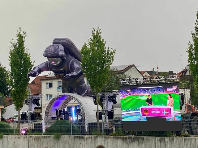 Auf der Ilminsel war wieder Open-Air-Disco angesagt. Am Samstag wurde hier auch das Achtelfinale übertragen. 