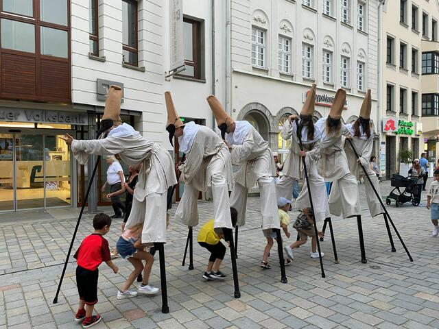 Die Stelzer luden immer wieder die Kinder zum Mitmachen ein.