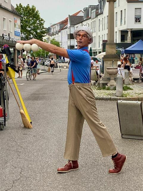 Straßenkünstler faszinierten die Besucher an mehreren Standorten.