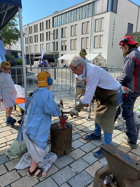 Trotz Hitze sehr beliebt: selbst einmal schmieden.