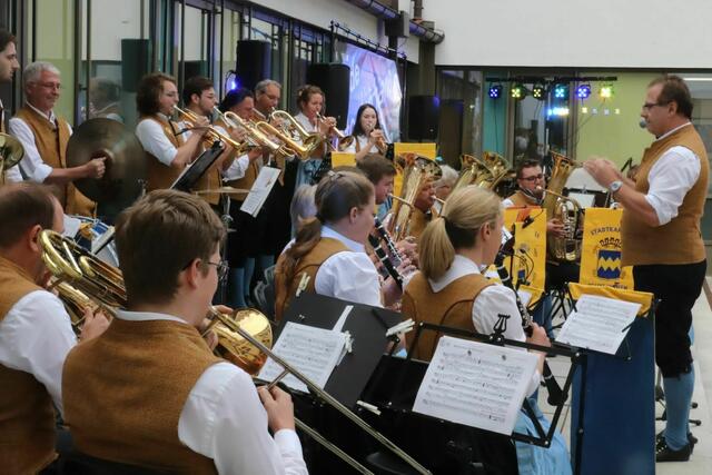 Gemeinsam mit dem Musikantinnen und Musikanten aus Steinkirchen präsentiert die Stadtkapelle Märsche, Polkas und Walzer aus der böhmischen Blasmusik. | Foto: Stadtkapelle Pfaffenhofen