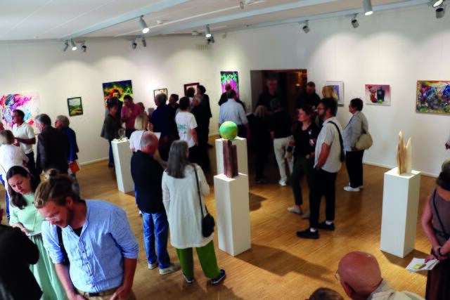 26 regionale Künstlerinnen und Künstler stellten ihre Werke in der Städtischen Galerie aus. | Foto: Stadtverwaltung