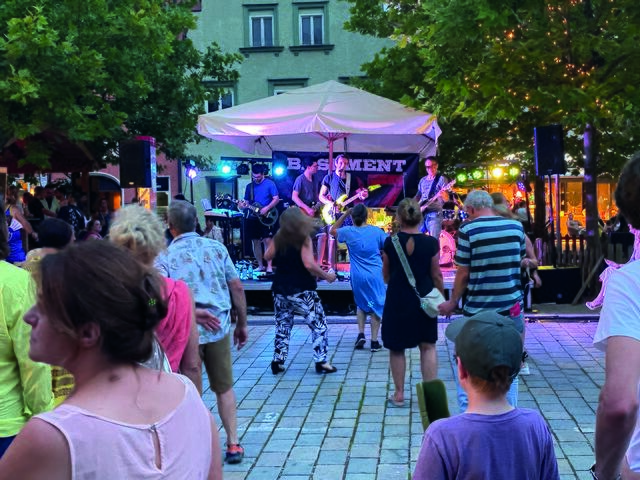 Große und viele kleine Open-Air-Bühnen verwandelten die Innenstadt für zwei Tage in ein Festival-Gelände. | Foto: Stadtverwaltung
