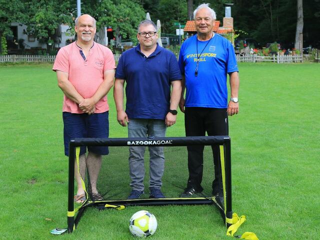 von links: Jürgen Nowak und Stefan Hagl (beide Jugendfußball Förderverein) mit MTV-Vorstand Helmut Reiter