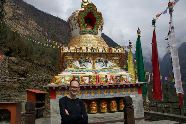 Volker Stagge vor einem kleinen hinduistischen Tempel im Tal zum Annapurna