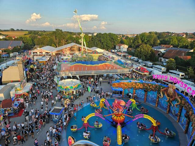 Tausende Menschen strömten auf den Volksfestplatz am Eröffnungswochenende. | Foto: Stadtverwaltung Pfaffenhofen a. d. Ilm
