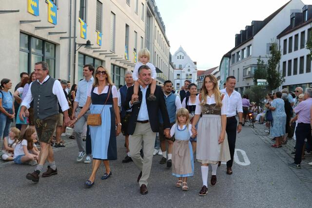 Bürgermeister Thomas Herker mit Familie und Landrat Albert Gürtner führten die Ehrengäste an.  | Foto: Stadtverwaltung Pfaffenhofen a. d. Ilm