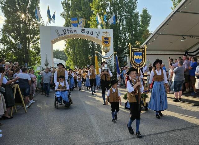 Die Stadtkapelle und der Spielmannszug beim Einmarsch auf den Volksfestplatz. | Foto: Stadtverwaltung Pfaffenhofen a. d. Ilm