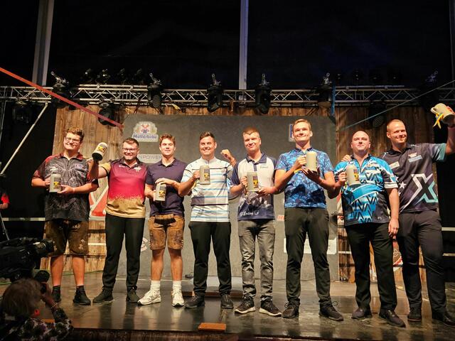Die Teilnehmer des Einzelturniers mit den Stars Rob Cross und Max Hopp.