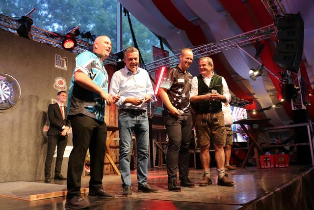  Landrat Gürtner und Bürgermeister Herker beim Doppeturnier mit den Profis. 