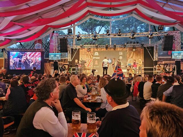 Ausgelassene Stimmung im Festzelt Schneider während des Dart-Abends. 