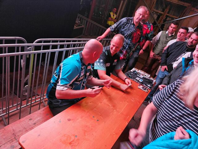 Die Stars Hopp und Cross nahmen sich viel Zeit für Autogramme und Selfies.