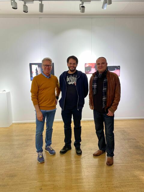 v. l. n. r.: Zweiter Bürgermeister Roland Dörfler, Künstler Robert Rist und Laudator Dr. Christoph Scholter | Foto: Stadtverwaltung Pfaffenhofen