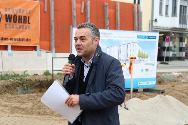 Erster Bürgermeister Thomas Herker beim Spatenstich. | Foto: Stadtverwaltung Pfaffenhofen
