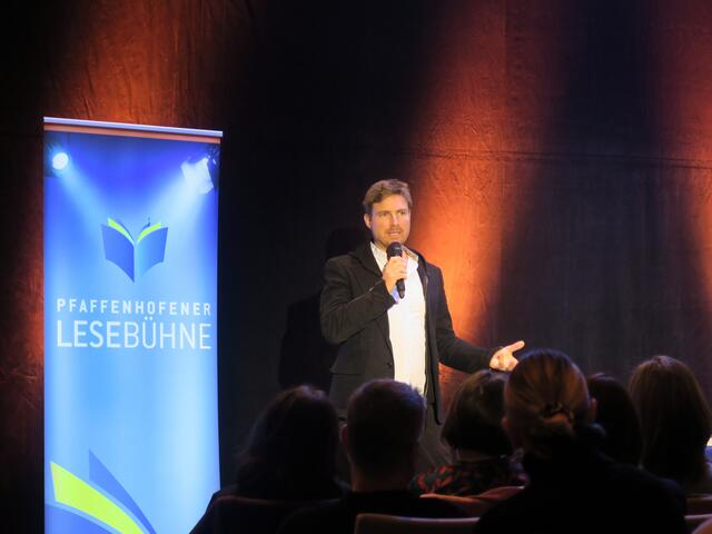 Leo Reisinger bildete mit „Bavarese“ den Abschluss der Pfaffenhofener Lesebühne. | Foto: Stadtverwaltung Pfaffenhofen a. d. Ilm