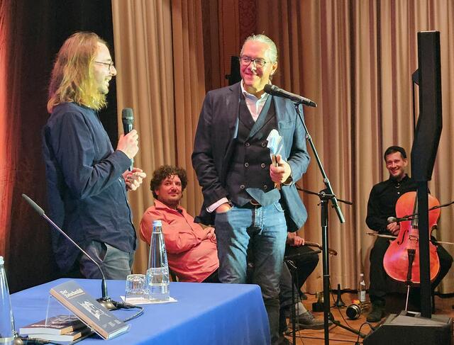 Simeon Stadler und Steffen Kopetzky im Gespräch bei der Buchpremiere. | Foto: Stadtverwaltung Pfaffenhofen a. d. Ilm