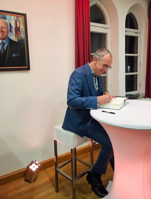 Volker Kutscher signierte nach der Lesung noch zahlreiche Bücher. | Foto: Stadtverwaltung Pfaffenhofen a. d. Ilm