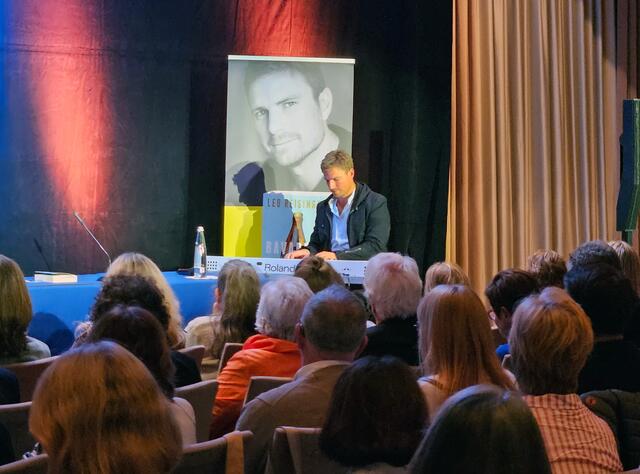 Leo Reisinger bildete mit „Bavarese“ den Abschluss der Pfaffenhofener Lesebühne. | Foto: Stadtverwaltung Pfaffenhofen a. d. Ilm