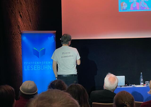Dr. Rolf-Bernhard Essig sorgte für zahlreiche Lacher während seiner interaktiven Veranstaltung rund ums Fluchen. | Foto: Stadtverwaltung Pfaffenhofen a. d. Ilm