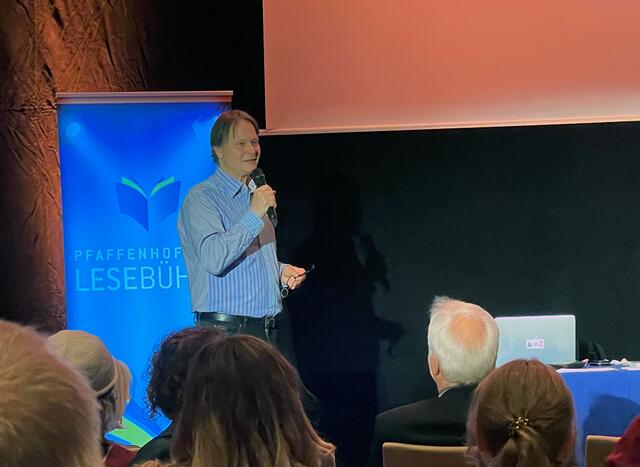 Dr. Rolf-Bernhard Essig sorgte für zahlreiche Lacher während seiner interaktiven Veranstaltung rund ums Fluchen. | Foto: Stadtverwaltung Pfaffenhofen a. d. Ilm