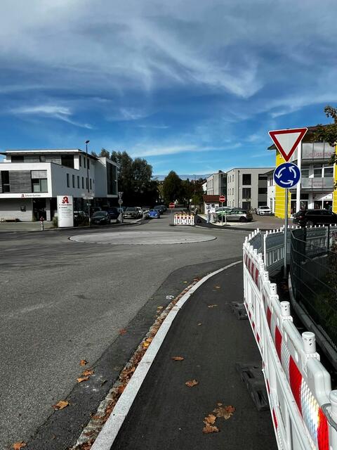 Durch die fußgängerfreundliche Umgestaltung sind Arztpraxen, Apotheke und Geschäfte nun gut zu Fuß erreichbar.  | Foto: © Stadtverwaltung Pfaffenhofen