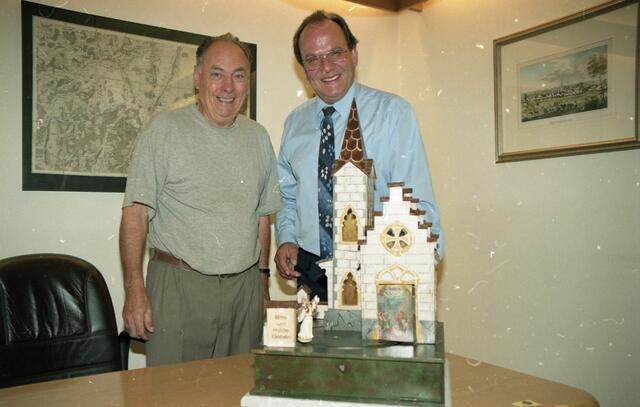 Der Schreiner Willi Grübl, links neben dem damaligen Bürgermeister Hans Prechter, richtete das alte Kripperl des Krankenhauses wieder her (2000). | Foto: Stadtarchiv Pfaffenhofen