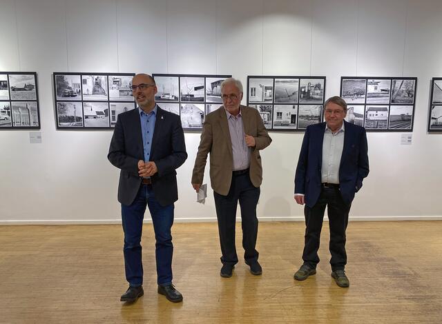 Philipp Hayer, Vorstand der Fotofreunde vhs Pfaffenhofen, Kulturreferent Reinhard Haiplik sowie Projektleiter und Kurator Clemens Fehringer. | Foto: Stadtverwaltung Pfaffenhofen a. d. Ilm