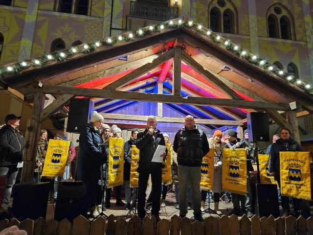 Offiziell eröffnet wurde der Christkindlmarkt von Zweitem Bürgermeister Roland Dörfler und dem Organisator des Christkindlmarktes, Philipp Schleef. (v. links)  | Foto: © Stadtverwaltung Pfaffenhofen a. d. Ilm