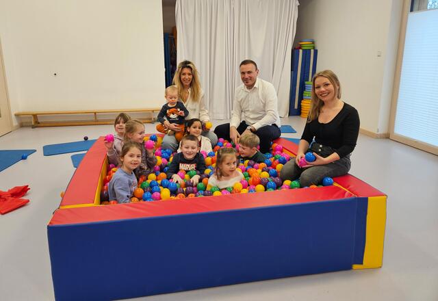 Die Kinder konnten es gar nicht abwarten das Bällebad zu testen und einzuweihen. (v. l.: Mihaela Slavova, Matthias Zetzl und Ramona Morawietz)
 | Foto: © Stadtverwaltung Pfaffenhofen a. d. Ilm