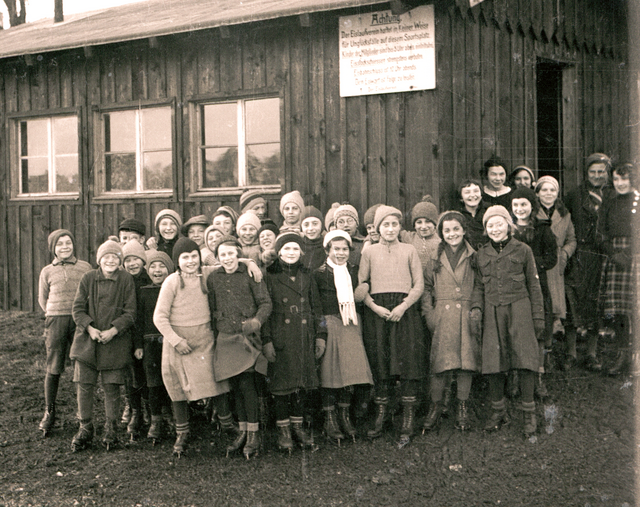 Die Hütte des Eislaufvereins an der Scheyerer Straße mit Nachwuchsläufern (ca. 1930) | Foto: Stadtarchiv Pfaffenhofen