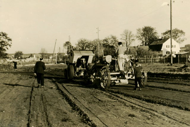 Mit großer Eigenleistung und schwerem Gerät schufen die Mitglieder des 1949 gegründeten EV Pfaffenhofen im Herbst 1950 eine Spielfläche.  | Foto: Stadtarchiv Pfaffenhofen