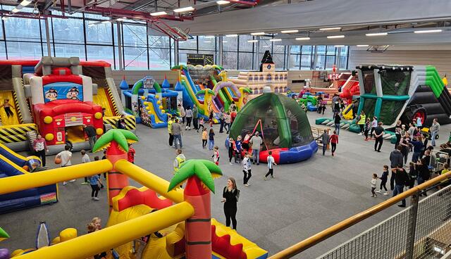 Bunte Hüpfburgen, Bällebad und viele weitere Spielmöglichkeiten warten noch bis Samstag auf die Kinder.