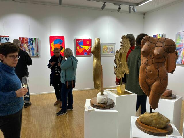 Zahlreiche Kunstinteressierte ließen sich am vergangenen Freitag von den bunten Werken des Kunstkreises Pfaffenhofen inspirieren.
 | Foto: © Stadtverwaltung Pfaffenhofen