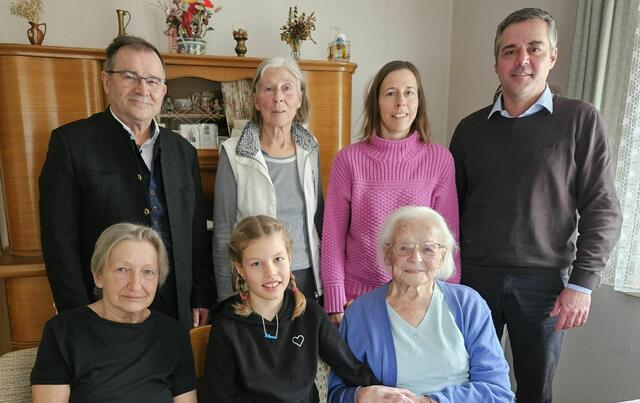 Das Esszimmer war gefüllt mit Gratulanten: hinten v.l.n.r. Stellvertretender Landrat Karl Huber, Tochter Elisabeth Bergmann, Enkelin Anna Kauf, Bürgermeister Thomas Herker, vorne v.l.n.r. Pflegerin Barbara, Urenkelin Emma und die Jubilarin Maria Bäuml.