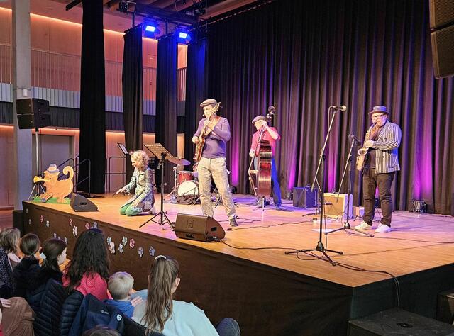 Beim Kinderkonzert „Matze mit der blauen Tatze“ lauschten die Kinder gespannt den Erzählungen und Liedern über den Kater Matze. 