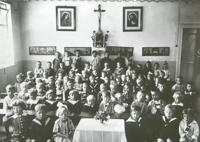 Blick in das Innere des Kindergartens mit den Kindergartenkindern (1926) | Foto: Stadtarchiv Pfaffenhofen