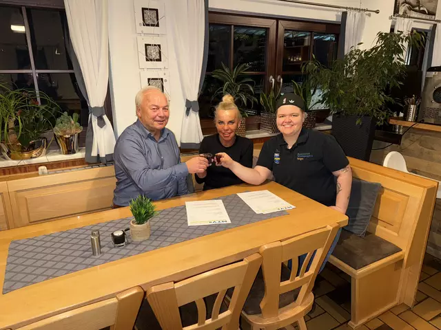 Foto (v. l. n. r.): Erster MTV-Vorsitzender Helmut Reiter, Wirtin Marica Dulabic
und Stjepana Dulabic | Foto: MTV 1862