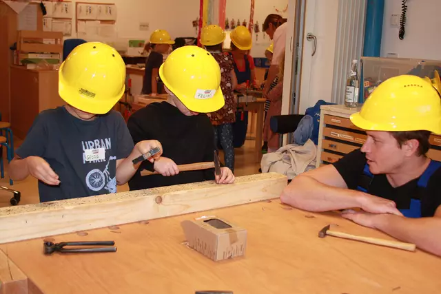 Verschiedene Projekte, wie hier die Baumeister-Aktion, bringen den Kindern unterschiedliche Fähigkeiten näher. | Foto: Stadtverwaltung Pfaffenhofen