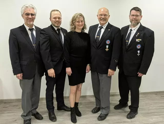 Die neue Vorstandschaft (von links nach rechts: Technischer Leiter Michael Plass, Jugendleiter Alexander Postel, Kassier Steffi Mohr, Vorsitzender Hans Postel, stellv. Vorsitzender Thomas Schwarzmeier)