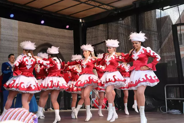 Helau! Auf der großen Bühne am Rathaus sorgen zahlreiche Garde- und Tanzgruppen für Faschingsstimmung.