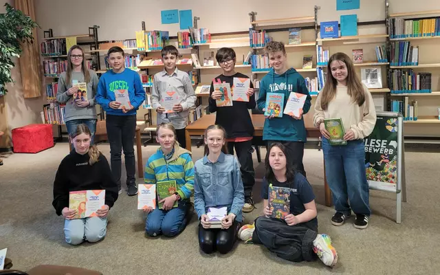 Alle Teilnehmenden wurden mit einer Urkunde und dem Buchgeschenk „Die wundersamen Talente der Kalendario Geschwister“ von Louisa Söllner belohnt. | Foto: E. Walser