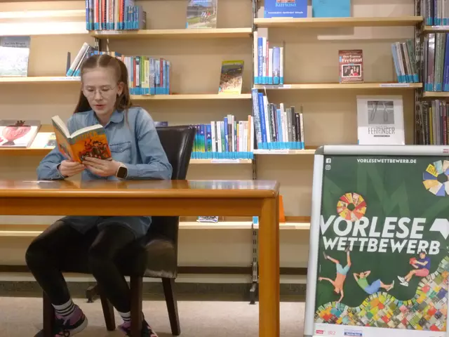 Laura Festl gewann den Wettbewerb und durfte sich über das Preisbuch „Res will nach Hause“ von Jasmine Warga freuen. | Foto: Stadtbücherei, E. Brendel