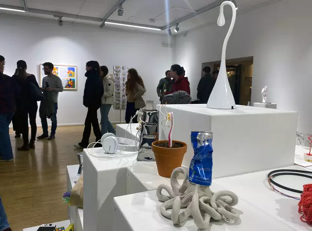 In der Ausstellung werden aktuelle Werke von Schülerinnen und Schülern der 11. und 12. Jahrgangsstufe gezeigt.  | Foto: © Stadtverwaltung Pfaffenhofen a. d. Ilm