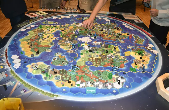 Die Teilnehmenden des Weltklimaspiels konnten spielerisch die Wechselwirkungen und Zusammenhänge der globalen Klimakrise erfahren.
 | Foto: Stadtverwaltung Pfaffenhofen a. d. Ilm