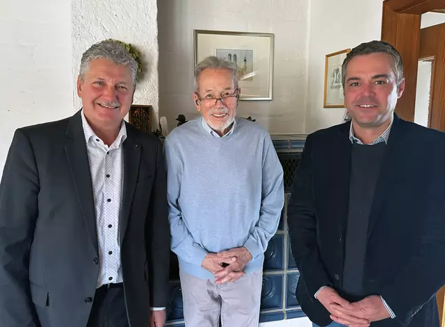 Bürgermeister unter sich: Thomas Herker und Peter Heinzlmair gratulieren dem ehemaligen Bürgermeister Sepp Hobmeier.  | Foto: © Stadtverwaltung