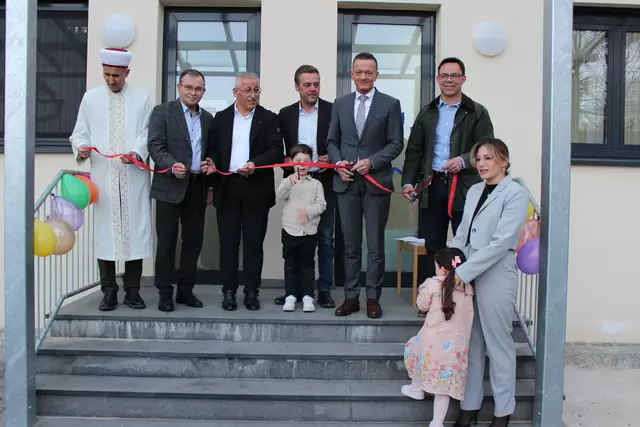 Mit dem symbolischen Band-Durchschneiden eröffneten sie die neue „Kindermoschee“ (von links): Imam Coskun Öztürk, Landrats-Stellvertreter Karl Huber, Ditib-Vorsitzender Recep Bal, Bürgermeister Thomas Herker, Integrationsbeauftragter Karl Straub MdL, Stadtrat Martin Rohrmann und Erzieherin Seda Öztürk. | Foto: E. Steinbüchler