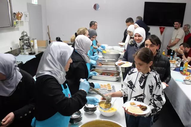 Die Frauen der Ditib-Gemeinde hatten ein köstliches Essen für die Besucher des Fastenbrechens vorbereitet. | Foto: E. Steinbüchler