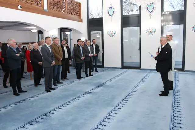 Recep Bal und Imam Coskun Öztürk erläuterten den Ablauf und Inhalt des muslimischen Abendgebetes. | Foto: E. Steinbüchler